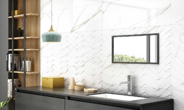 Moderno baño con paredes de piedra sinterizada