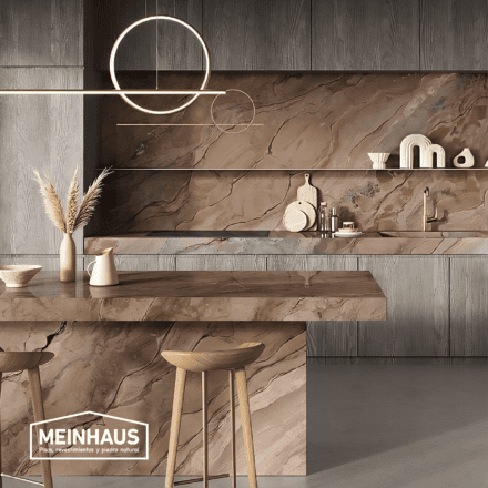 Barra de cocina en piedra natural con acabados modernos y decorativos, ideal para renovar tu espacio con estilo y durabilidad en Ecuador.