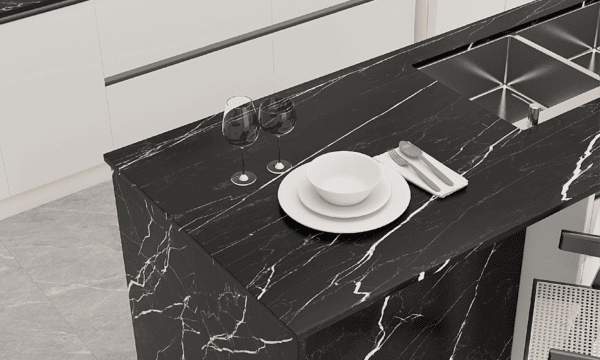 Pulido de cocina con mesa central con piedra sinterizada.