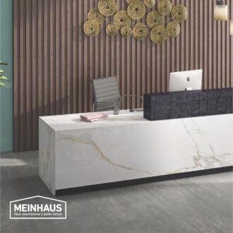 Porcelanato apolo white en recepción de oficina moderna con pared de madera y decoración de acero inoxidable, ideal para espacios empresariales elegantes en Ecuador.
