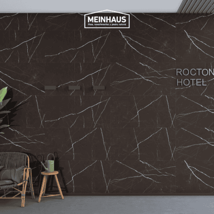Pared interior con revestimiento de Porcelanato Negro Marquina Ultra Brillo