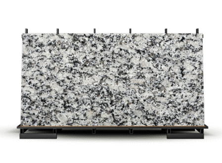 Granito en color blanco con negro, resistente y duradero, gris corumba disponible en Meinhaus Ecuador.