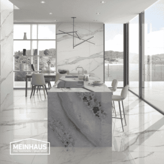 Lujoso comedor de diseño minimalista con mármol en isla central y pisos de mármol brillante, amplios ventanales con vista panorámica a la naturaleza en Ecuador.