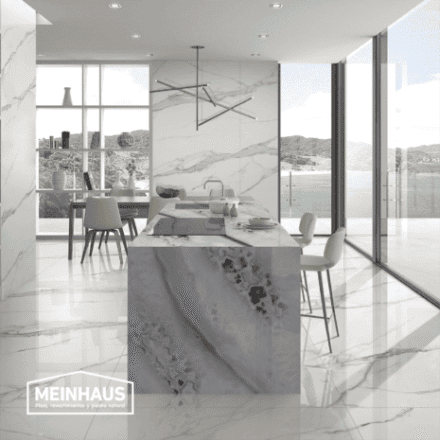 Lujoso comedor de diseño minimalista con mármol en isla central y pisos de mármol brillante, amplios ventanales con vista panorámica a la naturaleza en Ecuador.